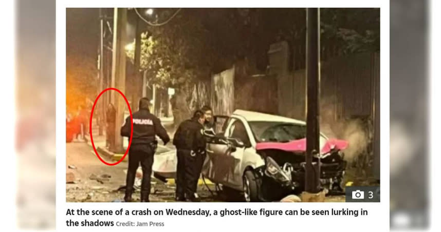 墨西哥城一處交通事故發生地，疑似有鬼魂在電線桿後面徘徊。（圖／翻攝自太陽報）