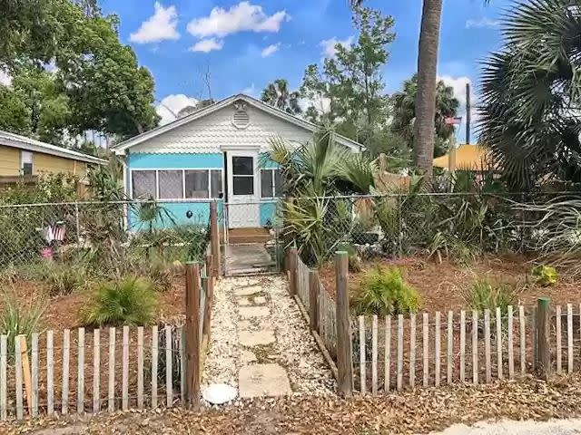 The 2-Bedroom Cottage a Mile from the Beach