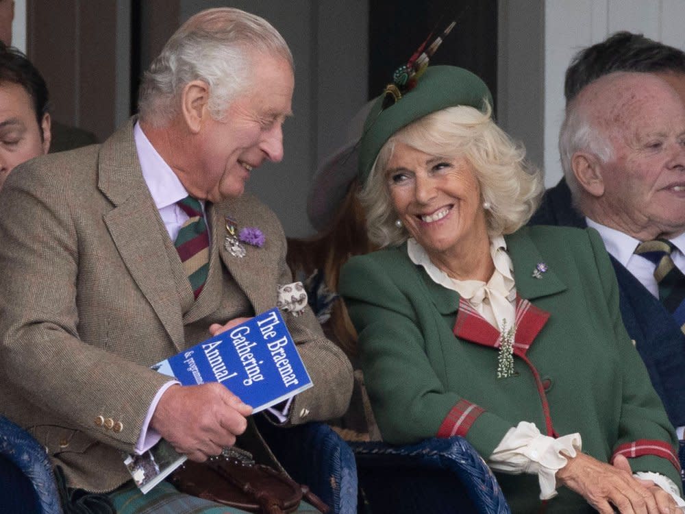 Charles und Camilla genießen offenbar gerne mal einen Abend vor dem Fernseher. (Bild: imago/i Images)