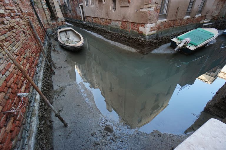 Los canales de Venecia están prácticamente vacíos (ANSA/ANDREA MEROLA)