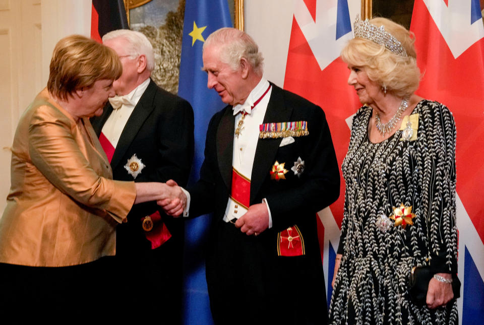 Auch Ex-Kanzlerin Angela Merkel begrüßt das britische Königspaar in Berlin (Bild: Matthias Schrader/Pool via REUTERS)