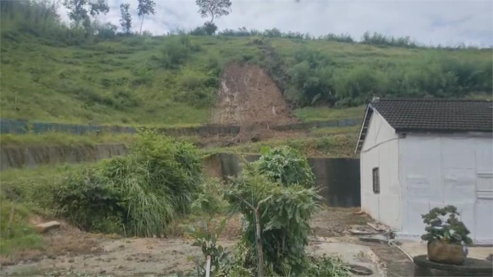 苗栗公館邊坡土石三度崩落　銅鑼高壓電線掉落水田