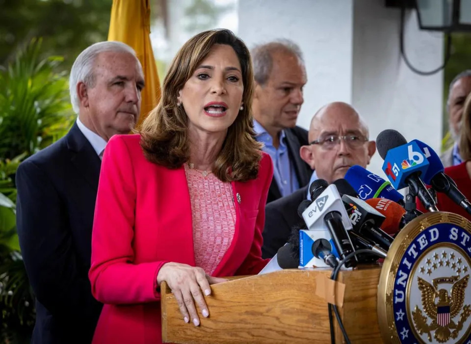 La congresista María Elvira Salazar habla durante una conferencia de prensa frente al restaurante Mondongo’s en Doral, Florida, mientras otros funcionarios electos y miembros de la comunidad colombiana en Miami escuchan, el miércoles 26 de enero de 2022.