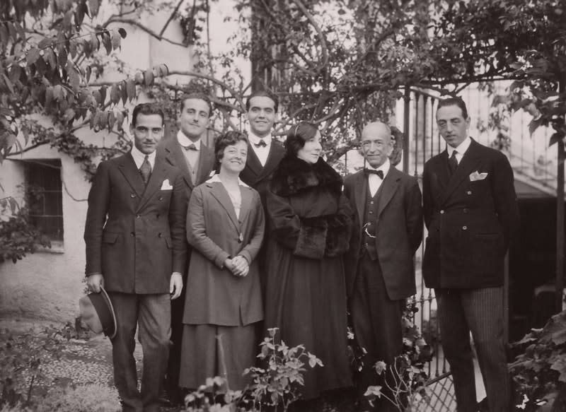 <span class="caption">De gauche à droite : Francisco García Lorca, Antonio Luna, María del Carmen de Falla, Federico García Lorca, Wanda Landowska, Manuel de Falla et le Dr José Segura à Grenade en 1922.</span> <span class="attribution"><a class="link " href="https://www.manueldefalla.com/es/imagenes/galeria-granada-1919-1939" rel="nofollow noopener" target="_blank" data-ylk="slk:Fundación Archivo Manuel de Falla, Granada, 2013.;elm:context_link;itc:0;sec:content-canvas">Fundación Archivo Manuel de Falla, Granada, 2013.</a></span>