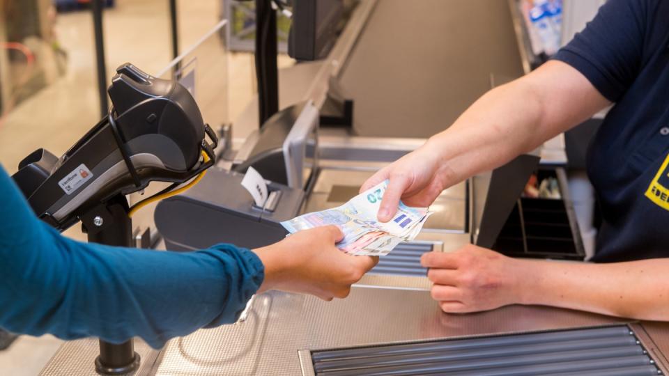 An vielen Supermarkt-Kassen bekommen Kunden mittlerweile Bargeld. Foto: Benjamin Nolte