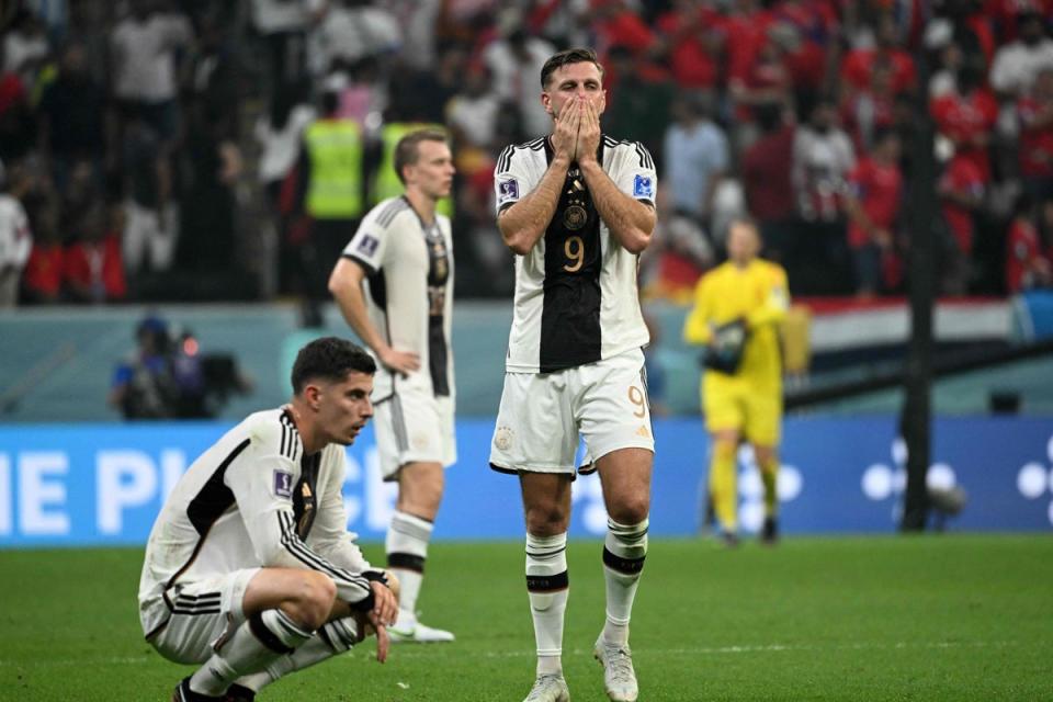 독일 선수들은 2022년 월드컵 E조 종료와 코스타리카와의 경기에서 슬퍼하고 있습니다. (AFP via Getty Images)