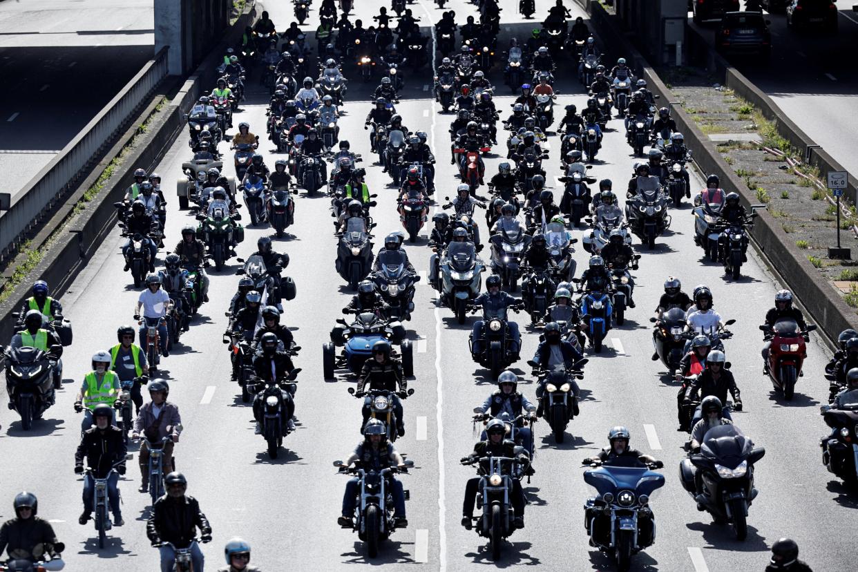 Des motards lors d’une manifestation contre l’instauration du contrôle technique des deux-roues motorisés, à Paris, le 13 avril 2024.