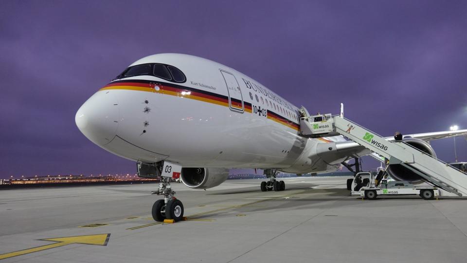 Der neuer Regierungsflieger steht am Berliner Flughafen. Außenminister Maas startet als erstes Mitglied der Bundesregierung mit dem neuen Flugzeug zu einem Staatsbesuch.