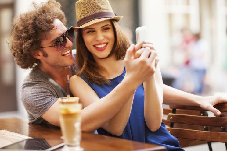 ¿Dónde ha quedamos el romanticismo? Las fotos son recuerdos imborrables… ¡para vosotros!, no para el resto del mundo. (Foto: Getty)