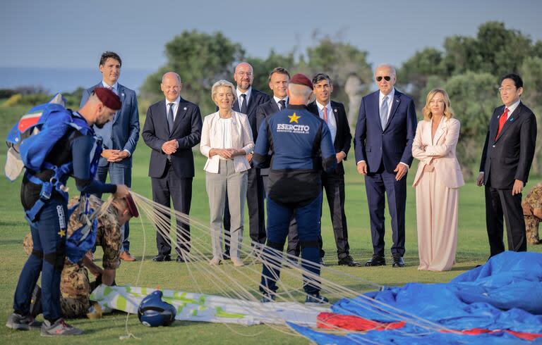 Justin Ttrudeau, Olaf Scholz, Ursula von der Leyem, Charles Michel, Emmanuel Macron, Rishi Sunak, Joe Biden, Giorgia Meloni y Fumio Kishida, en el encuentro en Italia. (Michael Kappeler/dpa)