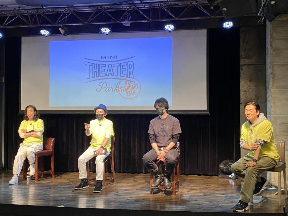 齋藤工（右）在疫情爆發後，與演員夥伴們一起開始了「mini theater park」企劃，舉辦各種活動幫助小型戲院營運。（翻攝自Twitter @minitheaterpark）