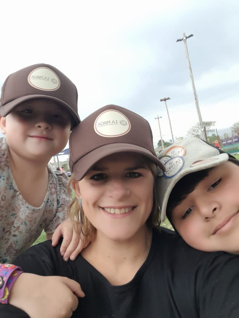 Andreína Tommasi junto con sus dos hijos, Dante y Bella