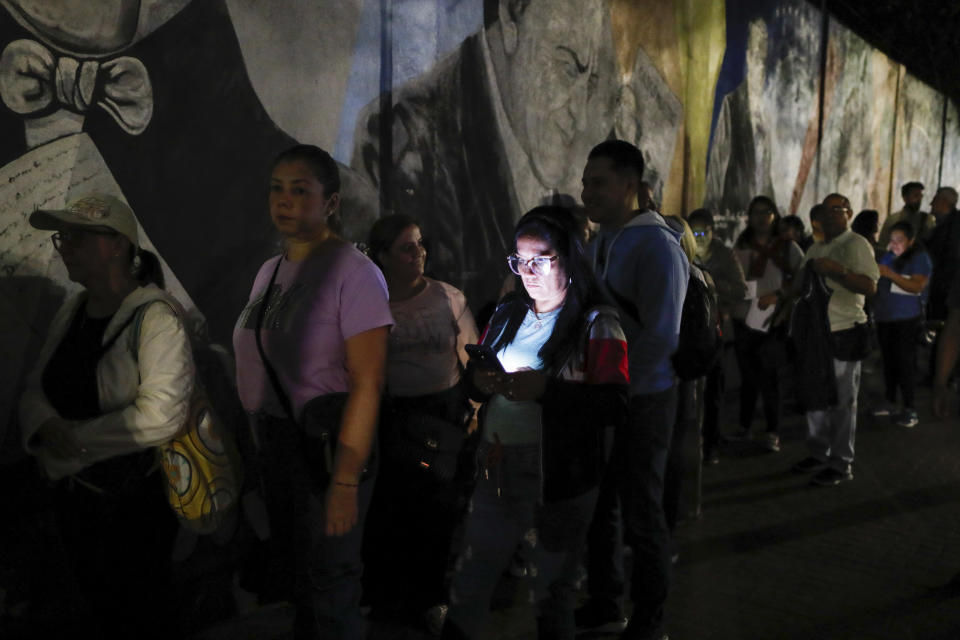 Los votantes hacen fila en una mesa de votación antes de la apertura de las urnas para las elecciones presidenciales en Caracas, Venezuela, el domingo 28 de julio de 2024. (AP Foto/Cristias Hernández)