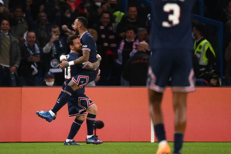 Messi y Neymar se abrazan para festejar el segundo tanto de PSG que derrotó a Manchester City