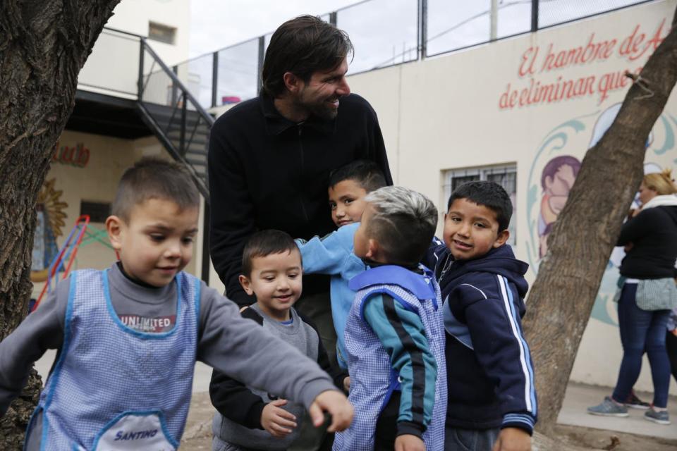 El cura Nicolás Angelotti encabezó un programa de inclusión social en La Matanza