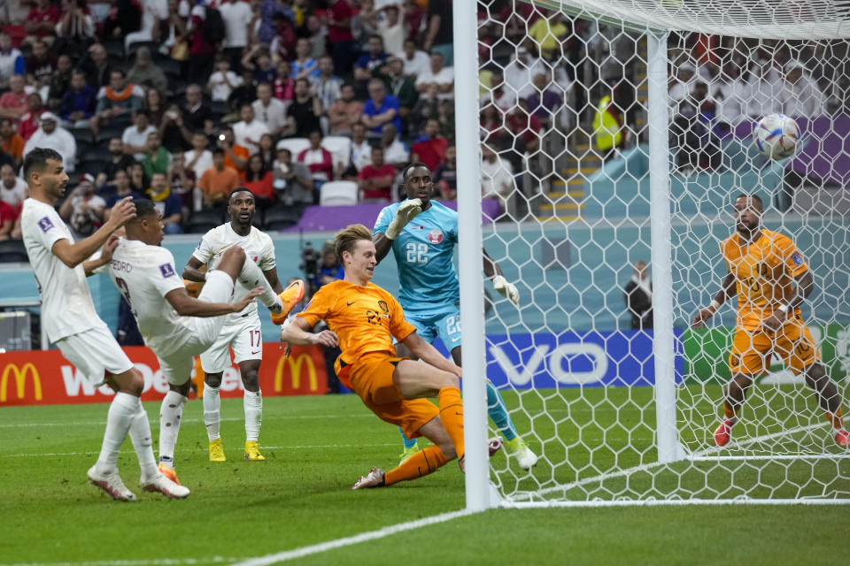 Frankie de Jong of the Netherlands, center, scores his side's second goal during the World Cup group A soccer match between the Netherlands and Qatar, at the Al Bayt Stadium in Al Khor , Qatar, Tuesday, Nov. 29, 2022. (AP Photo/Darko Bandic)