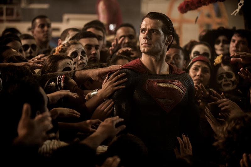 打從2017年《正義聯盟》之後，亨利卡維爾就沒再穿過超人的制服，所以他是否要回歸DC，成為粉絲關注的焦點。（HBO GO提供）