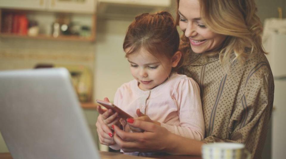 <span><strong>El móvil o la tablet no pueden sustituir nunca el cariño que dan unos padres</strong>, aunque en ocasiones sirvan para tener al niño en silencio y sin molestar. </span>(Foto: Getty)