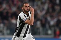 <p>Der AC Mailand hat die Verpflichtung von Juve-Star-Verteidiger Leonardo Bonucci offiziell bestätigt. Der 30-Jährige unterschreibt einen Fünfjahres-Vertrag bei den Rossoneri, sobald er den obligatorischen Medizincheck erfolgreich absolviert hat. Juventus Turin kassiert 40 Millionen Euro. (Getty Images)</p>