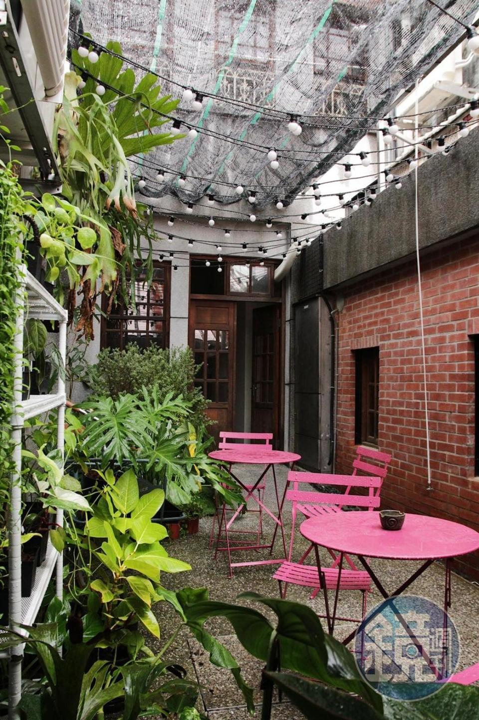 猶如小花市、充滿綠意的天井花園區座席旁，是由舊時狹長型廚房改裝的面花園包廂。