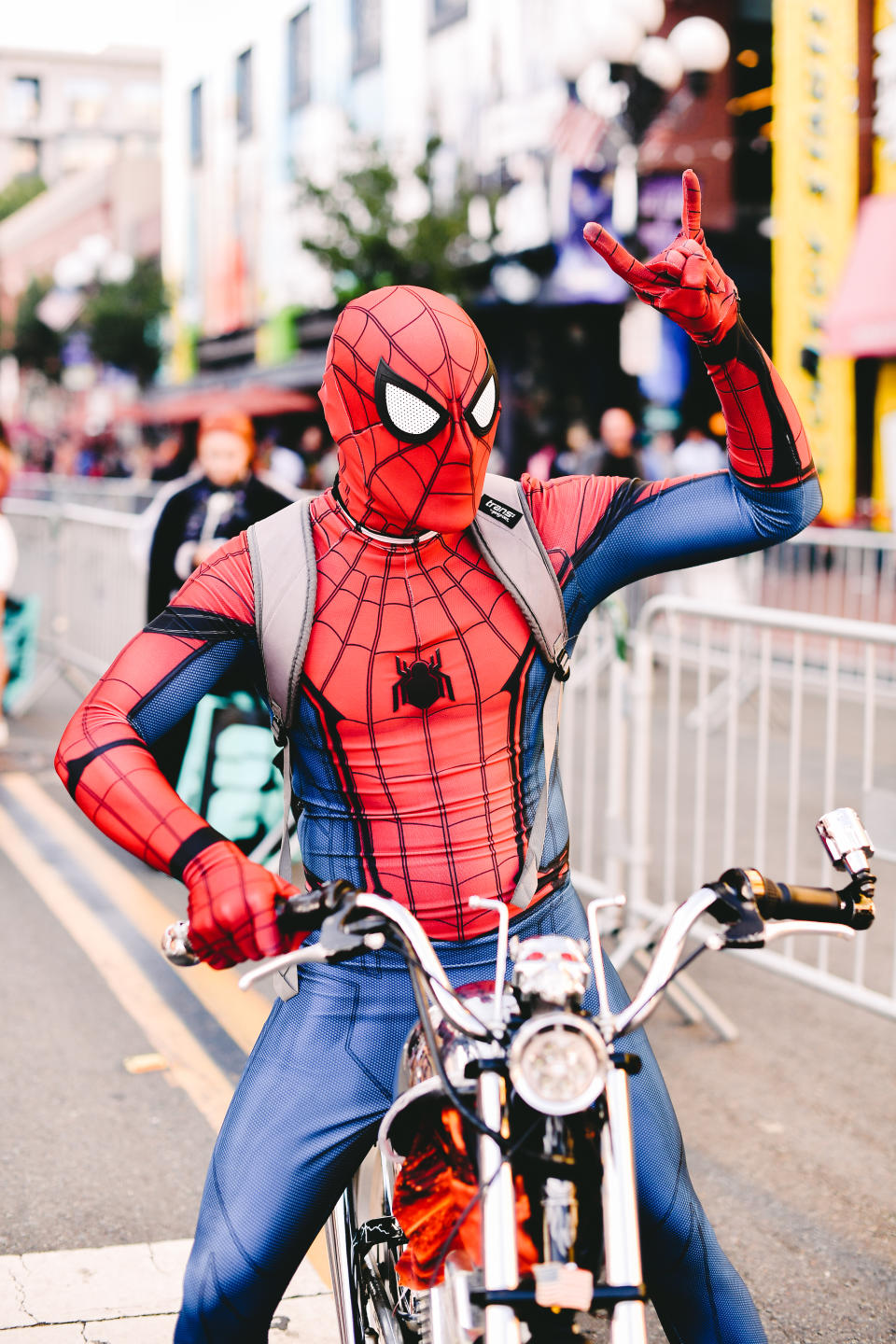 Dans un entretien accordé à Allociné en 2016, Pierre Niney a révélé qu'il aurait pu succéder à Tobey Maguire pour incarner... Spider-Man, dans un reboot ! S'il était "<em>un fou de Spider-Man</em>" lorsqu'il était enfant, il a pourtant refusé de passer les essais. "<em>Pourquoi j’ai dit non ? Si tu es pris, tu signes pour 5 films et ça prendra 8 ans de ta vie minimum et tu peux être dans n’importe quelle franchise Marvel, ils peuvent t’appeler et te mettre dans n’importe quel film. Ces films-là sont tellement des objets commerciaux que tu es bloqué un peu longtemps... Ça me ferait rêver de travailler un jour sur un gros film américain pour voir ce qu’est cette machine de l’intérieur mais en même temps on est très bien lotis en France, on a des films très variés, on a un très beau paysage cinématographique</em>". (<em>crédit AFP</em>)