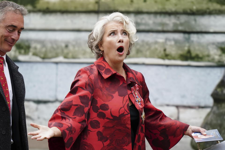 La actriz Emma Thompson y su esposo, Greg Wise, a su llegada a la ceremonia de coronación del rey Carlos III, en la abadía de Westminster, en Londres, el 6 de mayo de 2023. (Jane Barlow/Pool Foto vía AP)