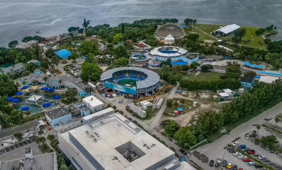 Vista aérea del Miami Seaquarium, incluido el tanque (centro) donde Lolita, la orca, vivió en cautividad durante cinco décadas hasta su muerte el viernes 18 de agosto de 2023. Foto tomada el sábado 19 de agosto de 2023.