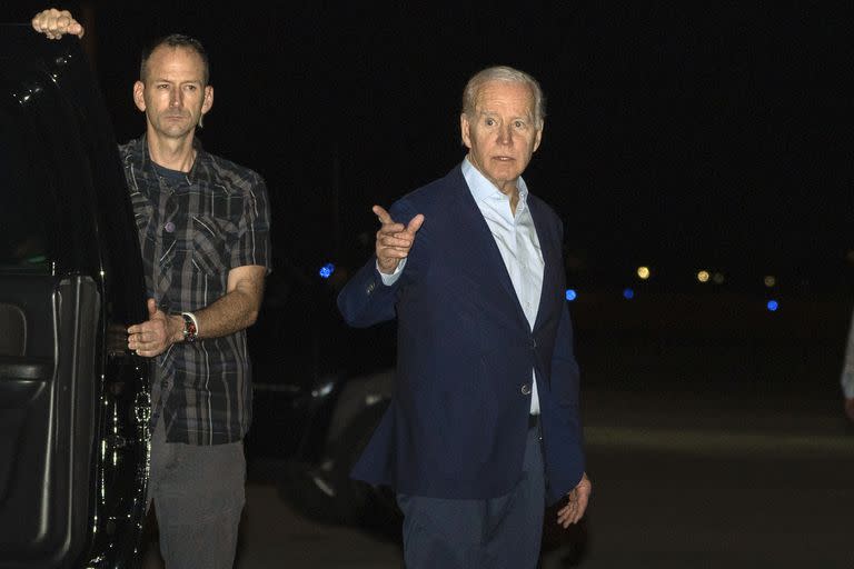 ARCHIVO - El presidente Joe Biden llega al aeropuerto Henry E. Rohlsen, en St. Croix, en Islas Vírgenes Estadounidenses, la noche del martes 27 de diciembre de 2022. (AP Foto/Manuel Balce Ceneta, Archivo)