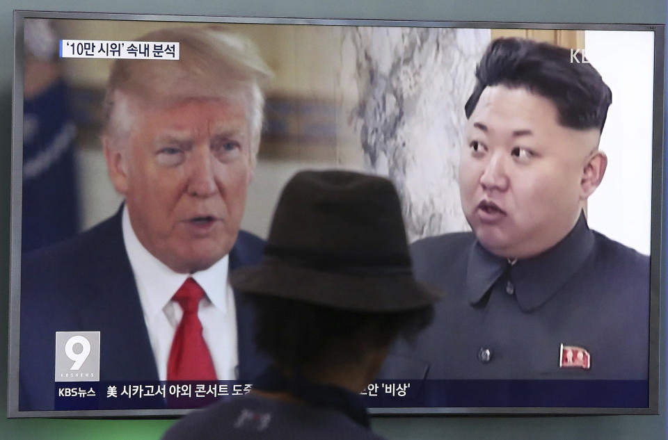 Imágenes de Donald Trump, presidente de EEUU, y Kim Jong-un, líder de Corea del Norte, en una pantalla en una estación de trenes en Corea del Sur. (AP)