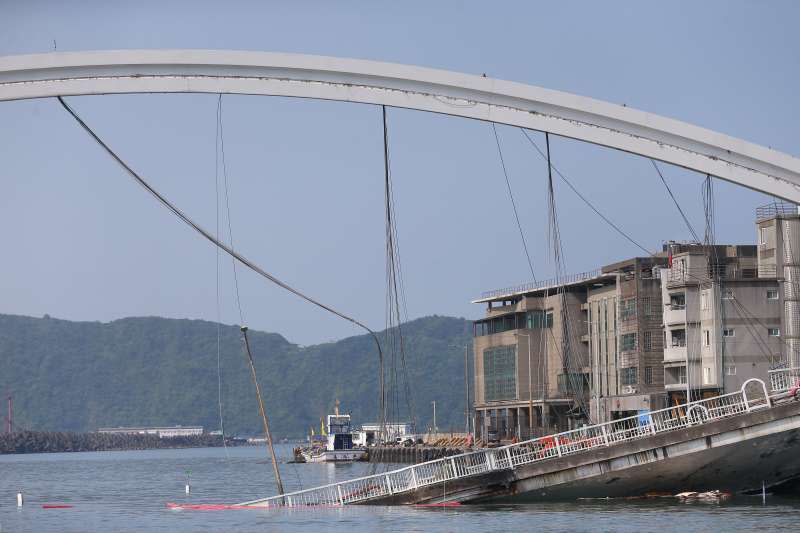 20191003-南方澳跨港大橋坍塌第三日，斷裂鋼索仍懸掛於現場拱形橋體。（顏麟宇攝）