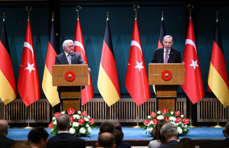 German President Frank-Walter Steinmeier (L) and Recep Tayyip Erdogan, President of Turkey, speak at a press conference after their talks at the presidential palace. Steinmeier is on a three-day official visit to Turkey. The occasion of the trip is the 100th anniversary of the establishment of diplomatic relations between Germany and Turkey. Bernd von Jutrczenka/dpa