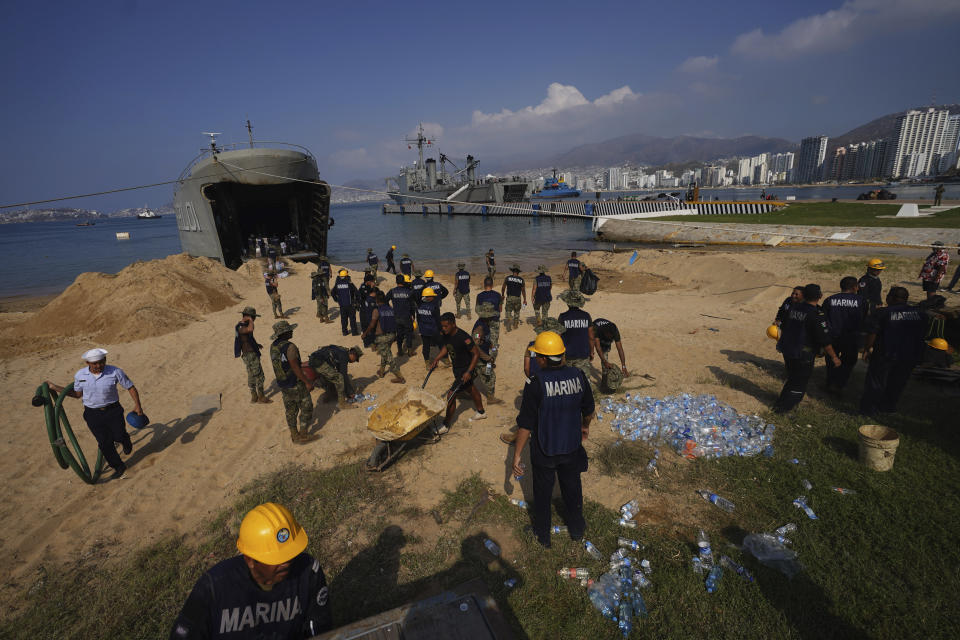 Personal de la Marina descarga provisiones para las víctimas del huracán Otis de categoría 5, en Acapulco, México, el sábado 11 de noviembre de 2023. (AP Foto/Marco Ugarte)