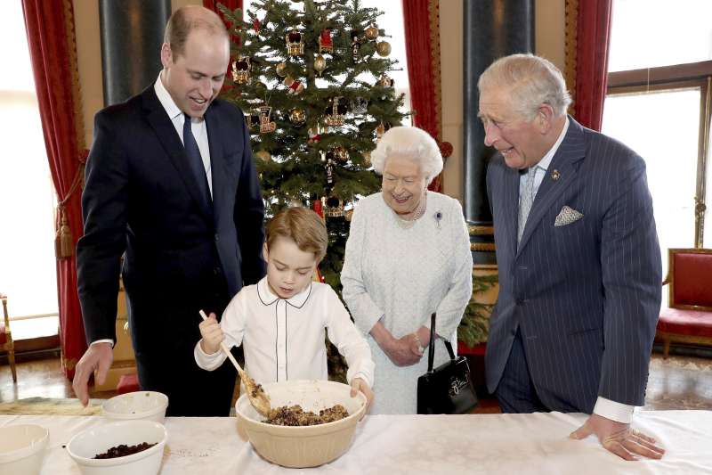 2019年耶誕節，英國王室四代同堂做耶誕布丁，喬治王子拌食材（AP）