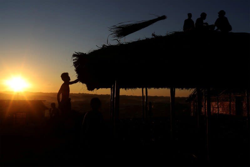 Rohingya refugees build a make-shift mosque at Balukhali refugee camp near Cox's Bazar, Bangladesh. REUTERS/Susana Vera