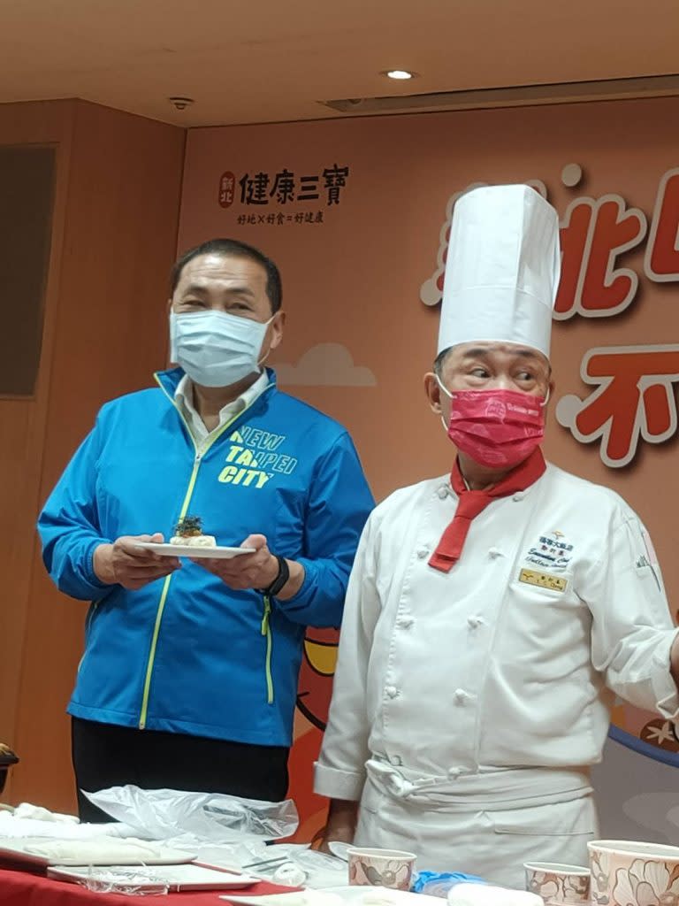 新北市長侯友宜與福容大飯店廚藝總監鄭衍基(阿基師)，共同推薦新北山藥。（記者黃秋儒攝）