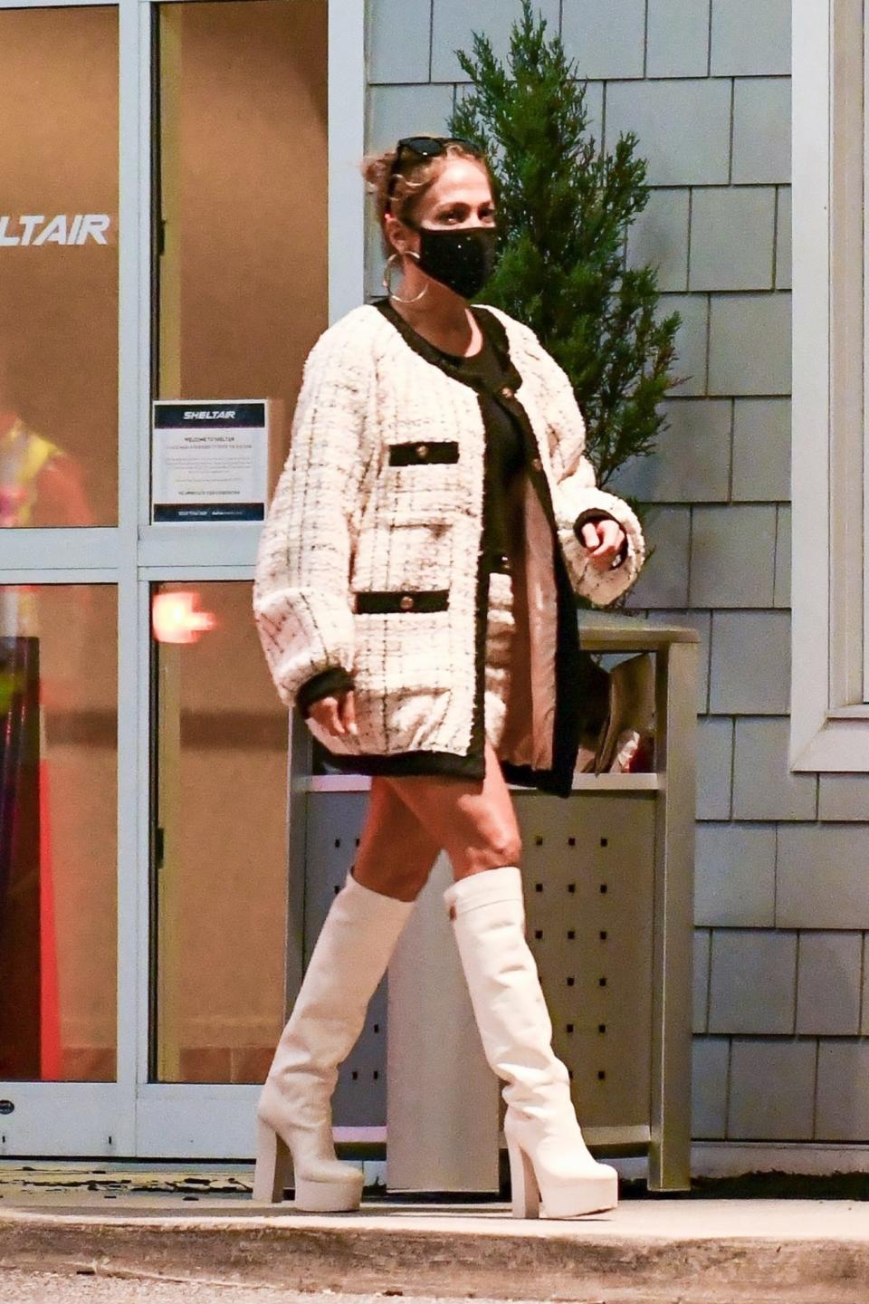 <p>La Diva del Bronx llegó a los Hamptons luciendo fabulosa con este conjunto de chaqueta y minifalda de la marca Chanel que combinó con unas botas blancas de plataforma y mascarilla negra. ¿Qué les parece?</p>