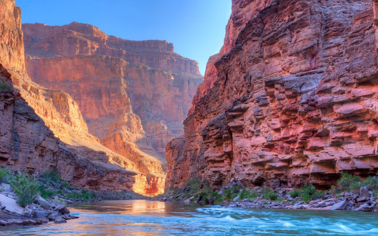 The Colorado River cuts through the Grand Canyon - tonda