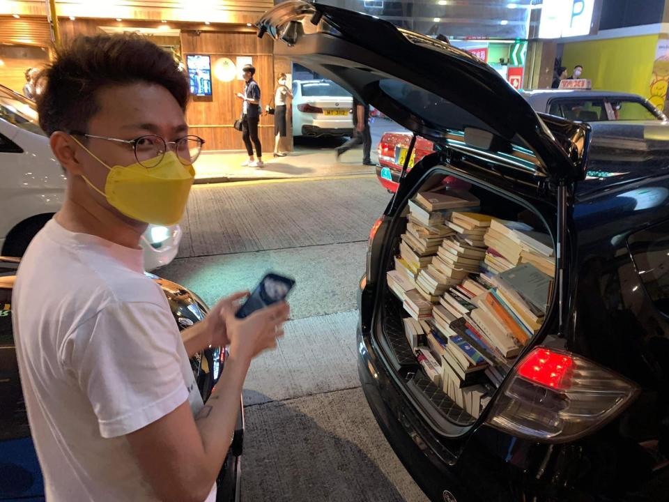 本土研究社捐出數百本藏書，足足裝滿一輛私家車。