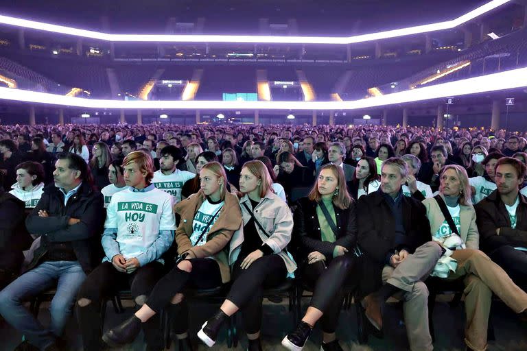 El estadio se llenó de espectadores; en primera fila, la familia de Esteban Bullrich lo escuchó con atención.