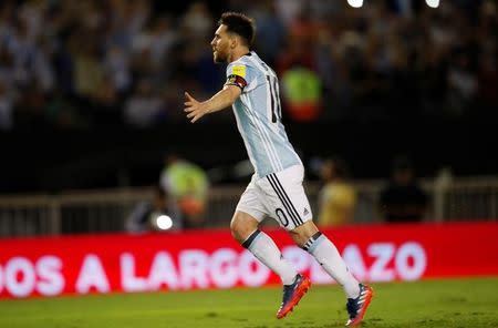 Foto del jueves del futbolista de Argentina Lionel Messi celebrando tras marcar de penal ante Chile. 23/3/17. La selección argentina de fútbol derrotó el jueves 1-0 a Chile en un partido friccionado y de un llamativo bajo nivel técnico que le permitió al conjunto "albiceleste" quedar tercero en la eliminatoria sudamericana para el Mundial 2018. REUTERS/Martin Acosta