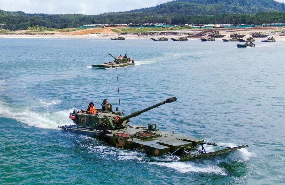 中國解放軍東部戰區，6月30日進行兩棲裝甲步兵戰車海上作戰訓練演習。   圖：翻攝中國國防部官網
