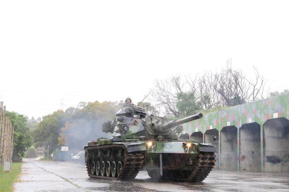 陸軍裝甲第586旅聯兵三營出動M60A3戰車備戰演練。（陸軍十軍團提供／張妍溱台中傳真）