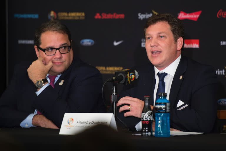 Victor Montagliani (presidente de Concacaf) y Alejandro Domínguez (presidente de Conmebol) 