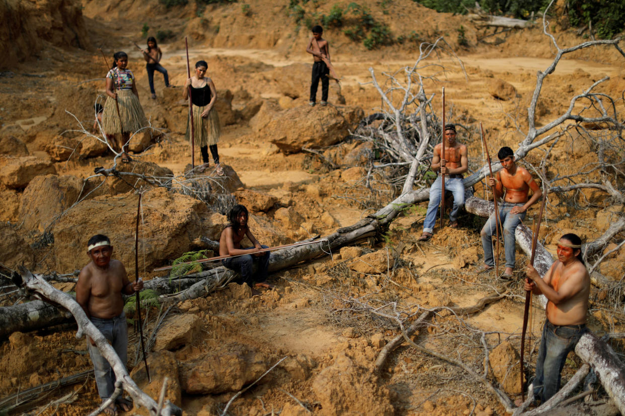 Integrantes de la tribu indígena Mura mostrando una gran área deforestada en la selva tropical de la Amazonía en agosto de 2020 | Imagen Ueslei Marcelino/Reuteres