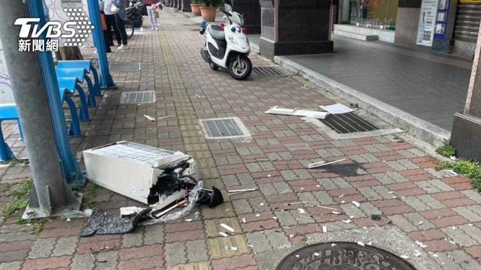 女大生等公車遭冷氣機砸中。（圖／TVBS）