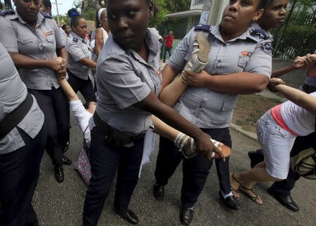 Cuban security personnel detain a member of the Ladies in White group after their weekly anti-government protest march, in Havana September 13, 2015. REUTERS/Enrique de la Osa