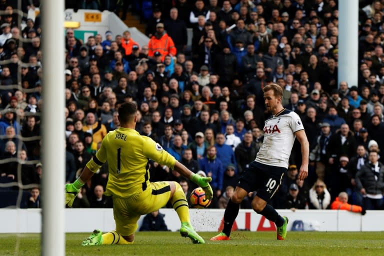 Tottenham Hotspur's striker Harry Kane (R) sees his attempt saves by Everton's goalkeeper Joel Robles (L) during the English Premier League football match between Tottenham Hotspur and Everton at White Hart Lane in London, on March 5, 2017