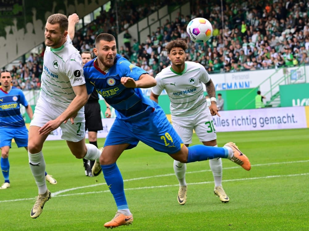 Spielszene bei Fürth gegen Braunschweig (IMAGO/Sportfoto Zink / Wolfgang Zink)