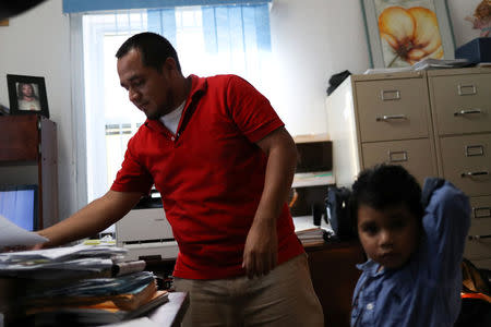 Walter Armando Jimenez Melendez, an asylum seeker from El Salvador, arrives with his four year-old son Jeremy at La Posada Providencia shelter in San Benito, Texas, U.S., shortly after he said they were reunited following separation since late May while in detention July 10, 2018. REUTERS/Loren Elliott