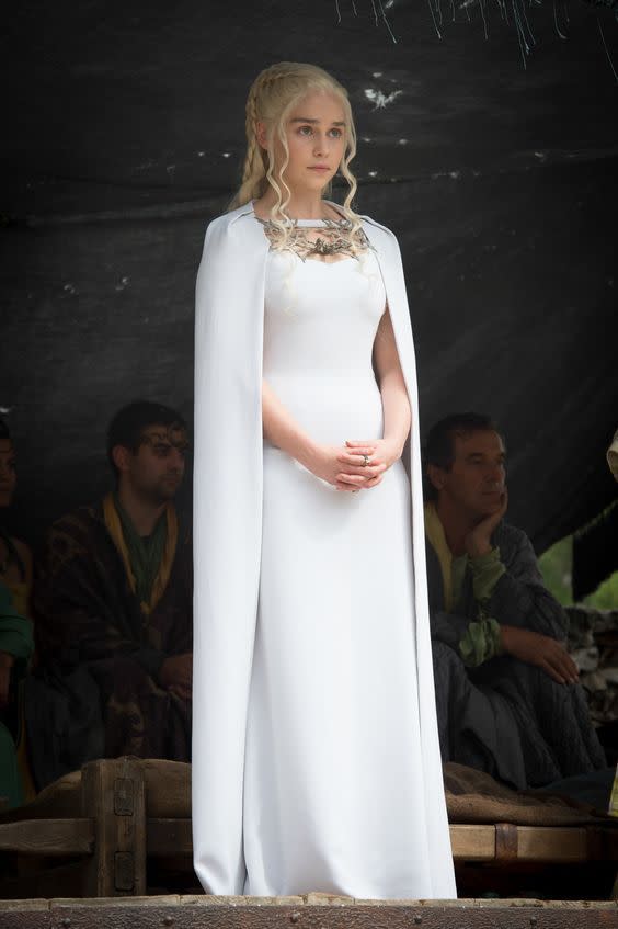 Avouez-le, depuis le début de Game of Thrones, vous ne rêvez que d’une chose : les robes de Daenerys Targaryen (Emilia Clarke).